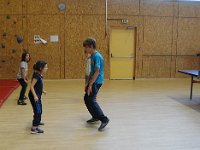 Danse ? Presque : c'est à qui feintera l'autre en pas chassé.
