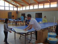 Fin de matinée, il est temps d'installer la table de pique-nique.